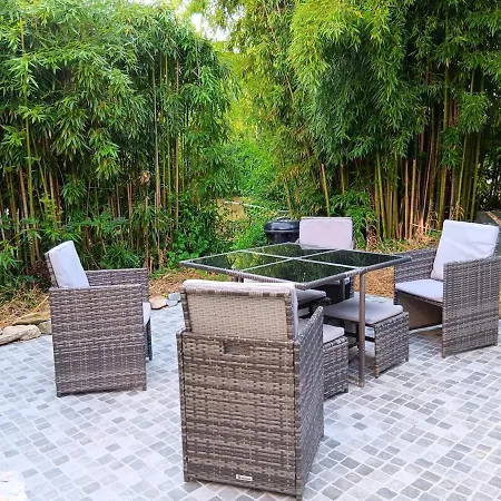 Maison Avec Jardin En Bord De Rivière *